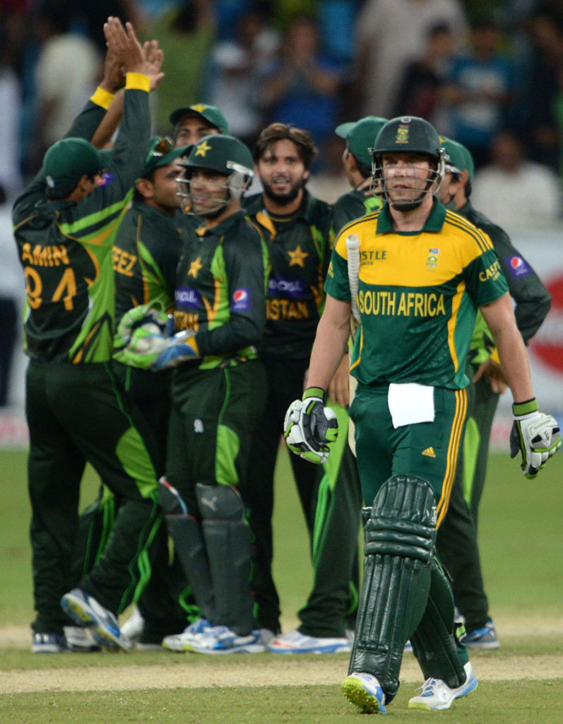 AB De Villiers walks back after being caught behind for 10, Pakistan vs. South Africa, 2nd ODI, Dubai, Nov 1st, 2013. 